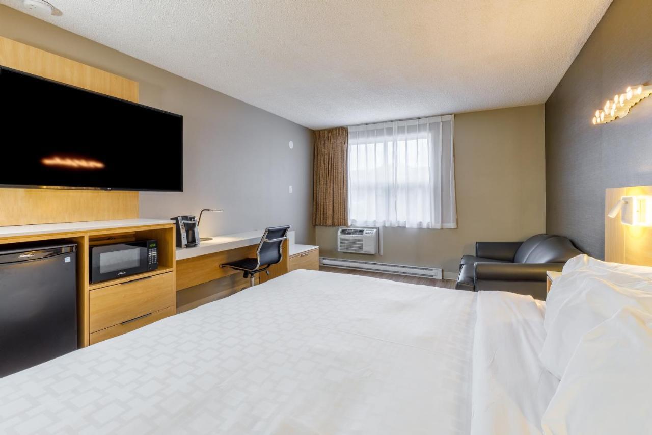 Hotel Clarion Pointe Airport