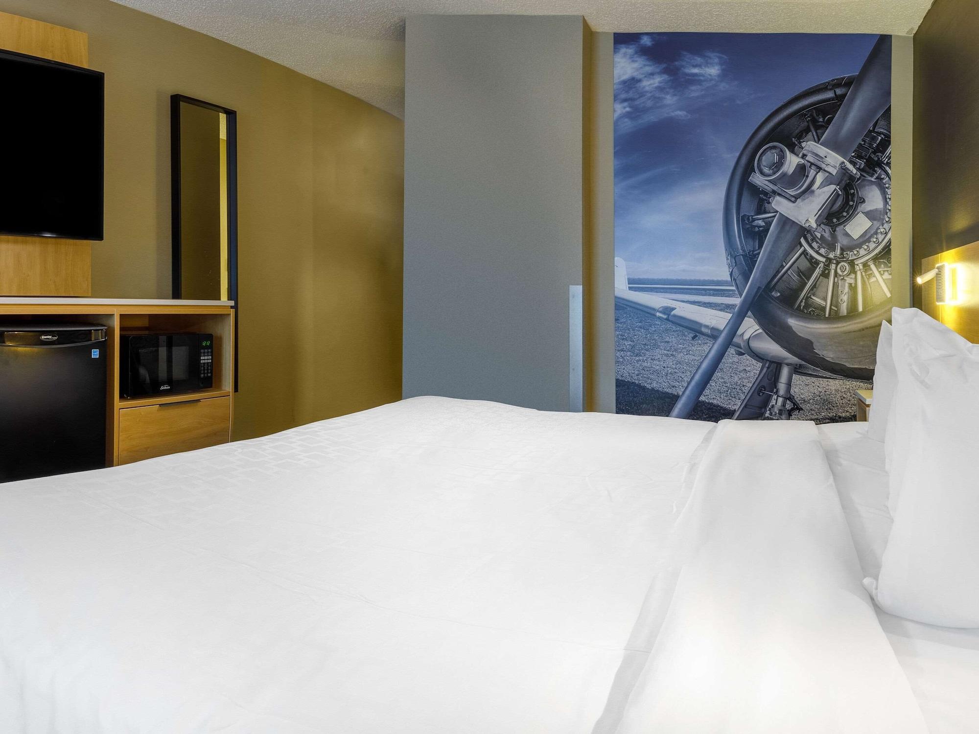 Clarion Pointe Airport Hotel 2*