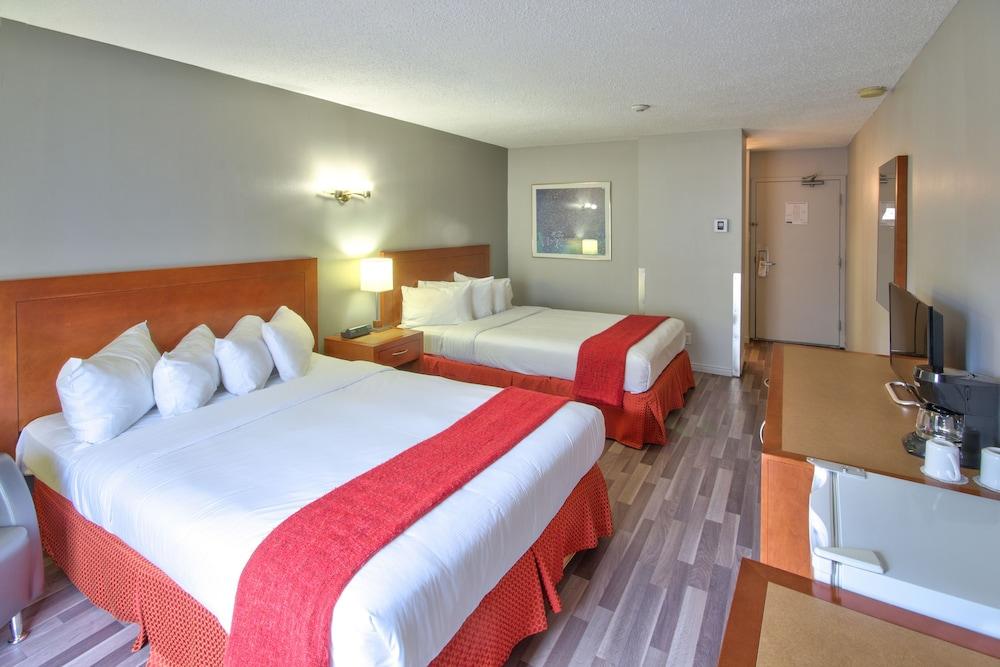 Hotel Clarion Pointe Airport 2*