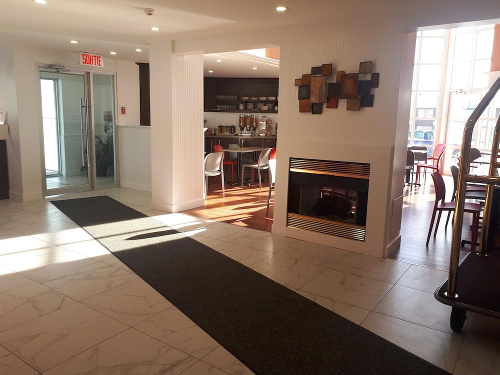 Clarion Pointe Airport Hotel