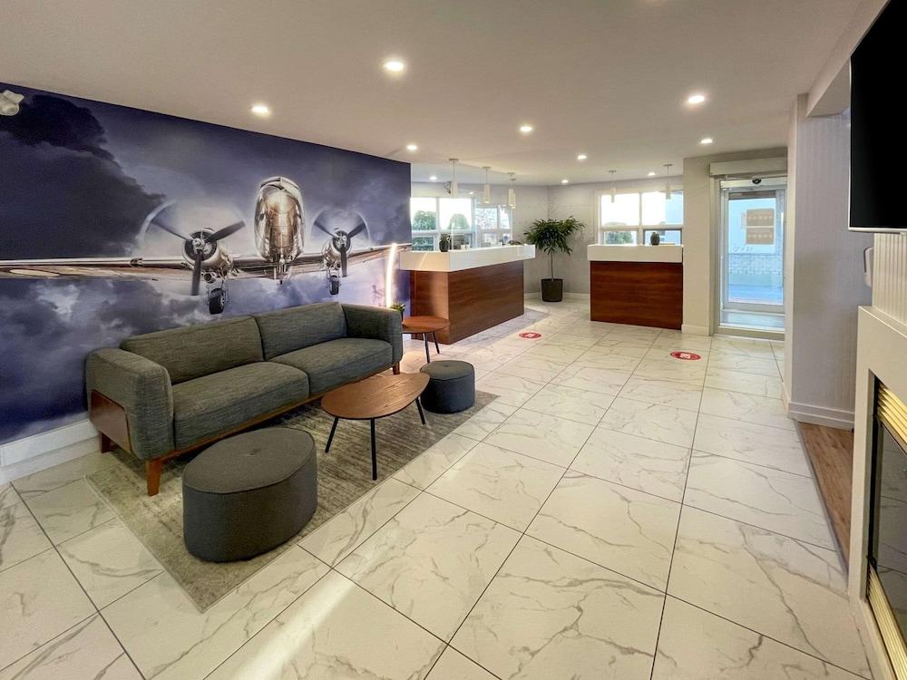 Clarion Pointe Airport Hotel