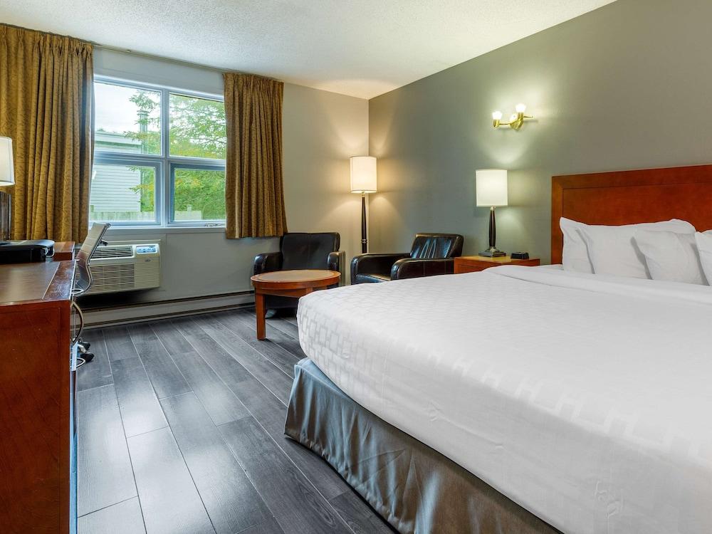 Clarion Pointe Airport Hotel