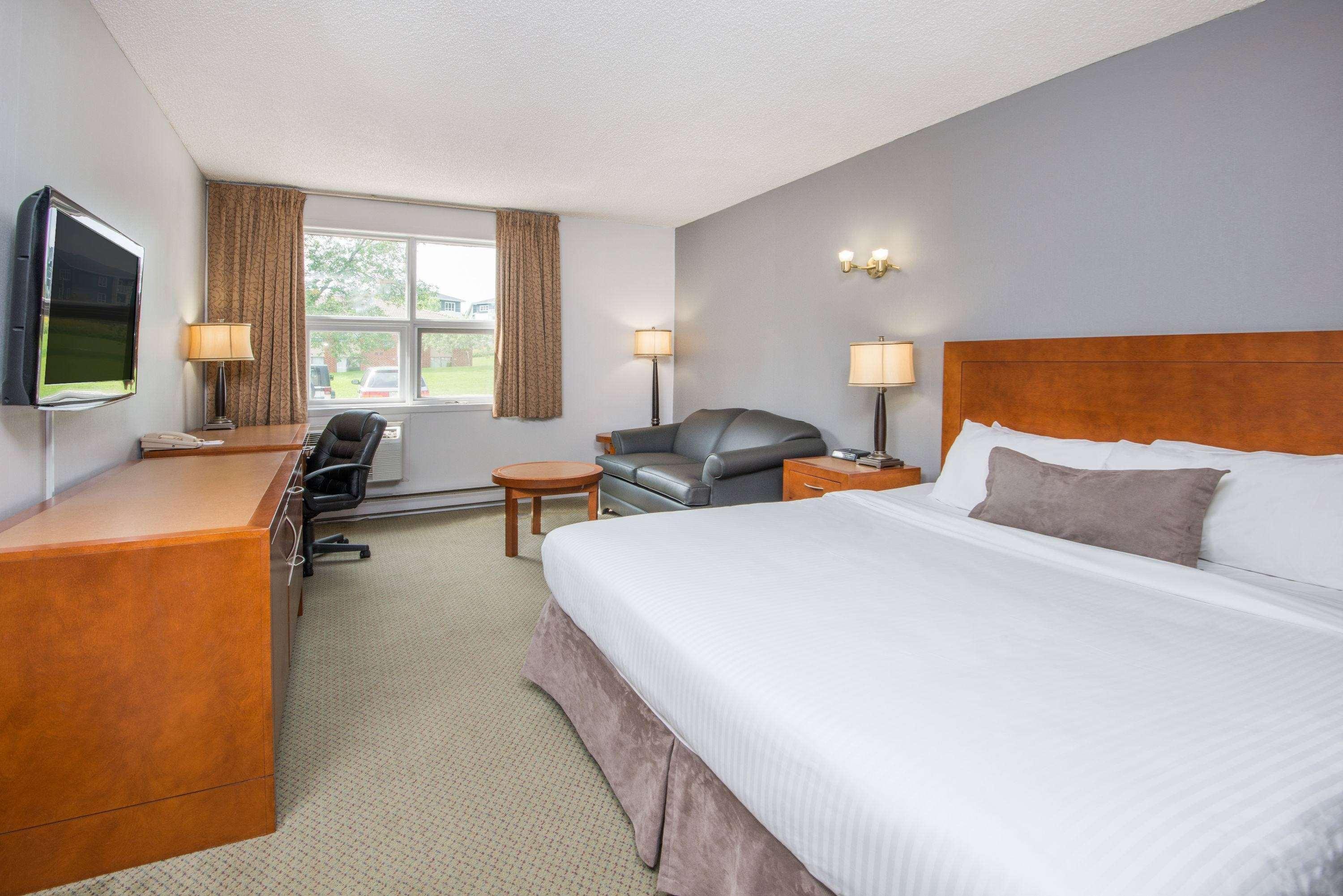 Clarion Pointe Airport Hotel 2*