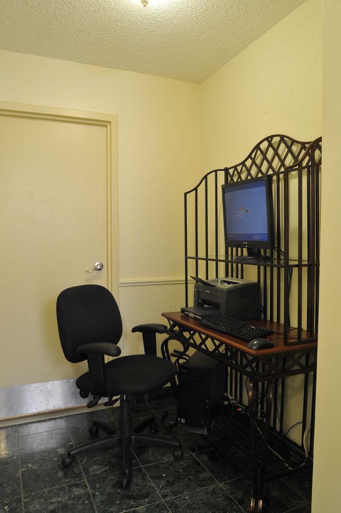 Clarion Pointe Airport Hotel 2*