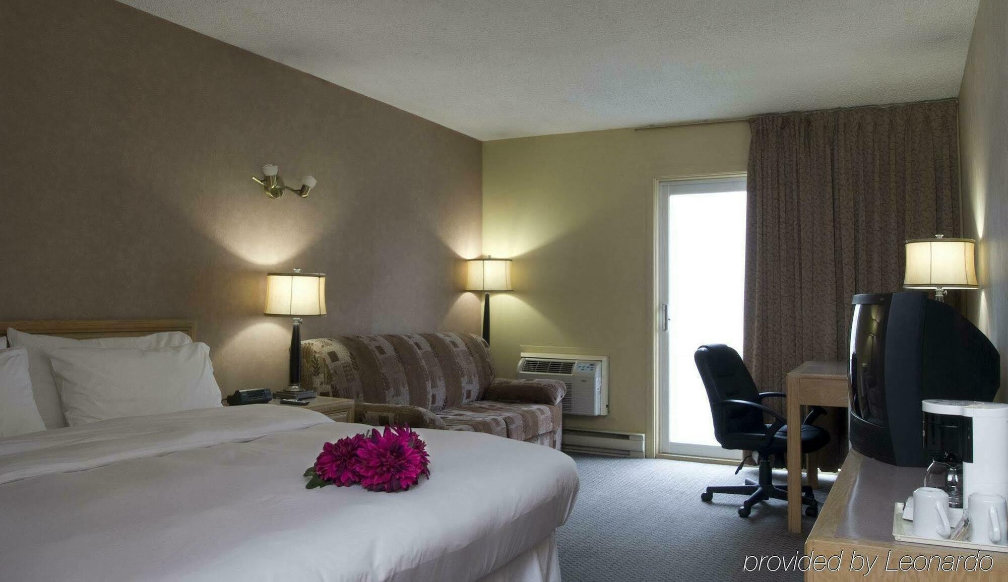 Clarion Pointe Airport Hotel 2*